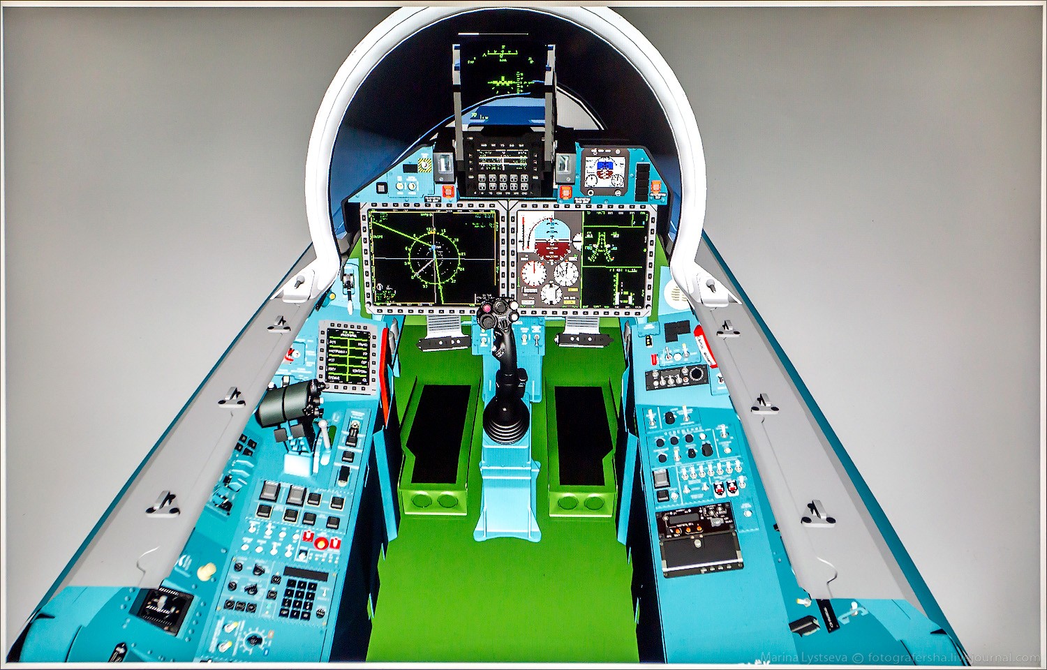 Оборудование су. Су-35 кабина. Кабина истребителя Су 35. Кабина Су-35 изнутри. Приборная панель истребителя Су-35.